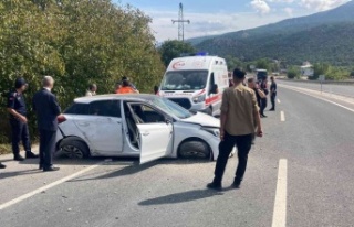 Takla atan otomobildeki 2 kişi yaralandı