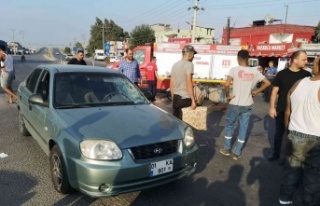 Tarsus’ta otomobille çarpışan motosikletli yaralandı