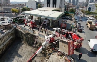 Akaryakıt istasyonu yanında vinç devrildi: 1 ölü