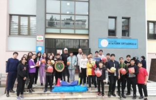 İzmit Belediyesi, 5 okula spor malzemesi desteğinde...