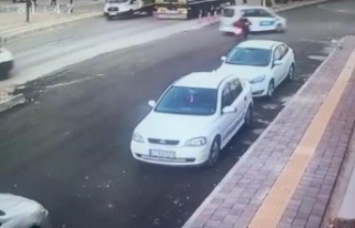 Polis aracına çarpan motorlu kurye ağır yaralandı