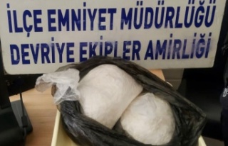 Polisten kaçmaya çalışan şüpheliler 2 kilo metamfetaminle...