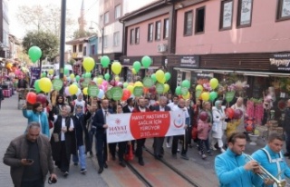 Sağlık çalışanları farkındalık için yürüdü