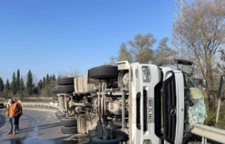 Anadolu Otoyolu girişinde tır devrildi: 1 yaralı