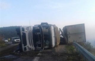 Antalya’da çarpışan saman yüklü tır ve kamyon...
