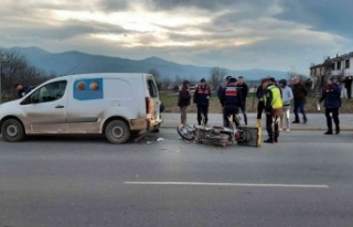 Hafif ticari araç ile çarpışan motosikletli kurye...