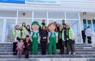 Depremzede çocuklar gönüllü oyun arkadaşlarıyla...