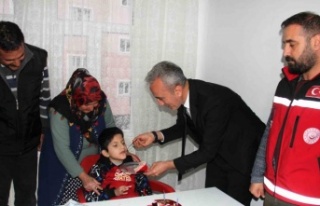 Engelli Muhammed ilk doğum günü pastasını 9 yaşında...