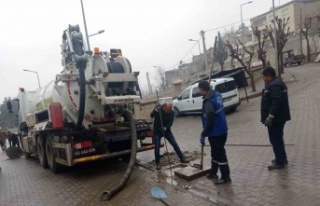 Siirt belediyesi SİSKİ ekiplerince rögarlar temizleniyor