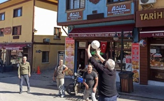 Cadde kapatma uygulamasını top oynayarak protesto ettiler