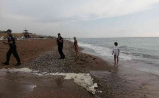 Manavgat’ta sahilde patlayan kanalizasyon ve kötü koku turistlere zor anlar yaşattı