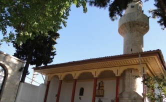 Muğla’nın Menteşe ilçesinde bulunan tarihi camii her yıl ziyaretçi akınına uğruyor