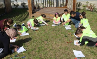 Öğrenciler Orman Okulu’nda hem eğleniyor hem keşfediyor