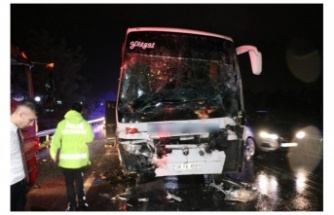 Yolcu otobüsü TIR'a çarptı: 25 yaralı