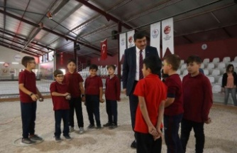 Belediye Başkanı Serhat Oğuz, Bocce Spor Salonu’nda öğrencilerle atışlar yaptı, anı olarak madalyalarını verdi