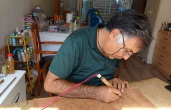Emekli albay, hobi olarak başladığı deri işleme sanatındaki eserlerini koleksiyona dönüştürdü