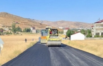 Muş’ta köy yolları sıcak asfaltla kaplanmaya devam ediyor
