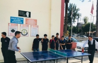 Meslek lisesi öğrencileri, okullara tenis masası üretiyor