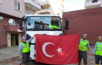 Çamurun içinde kalan Türk bayrağını yıkadılar