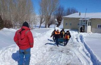 219 yerleşim yeri ulaşıma kapandı, ekipler yaşlı hasta için seferber oldu