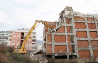 Alanya Belediyesi kent genelindeki riskli binaları yıkıyor