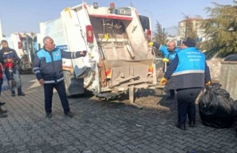 Tuşba Belediyesi deprem bölgesinde temizlik çalışması yapıyor