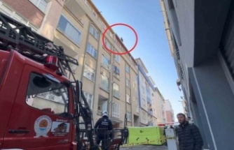 Eşiyle boşanma aşamasında olan şahıs çatıya çıktı, 4 saatte ikna edildi