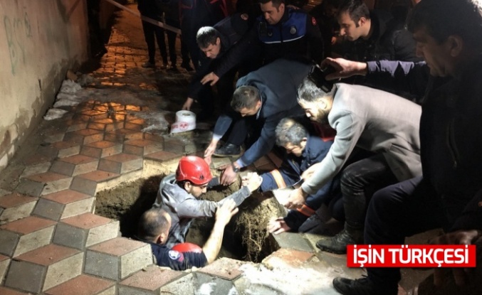 Elazığ'da kaldırım çöktü: Açılan 2 metrelik çukura düştü!