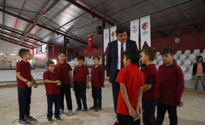Belediye Başkanı Serhat Oğuz, Bocce Spor Salonu’nda öğrencilerle atışlar yaptı, anı olarak madalyalarını verdi