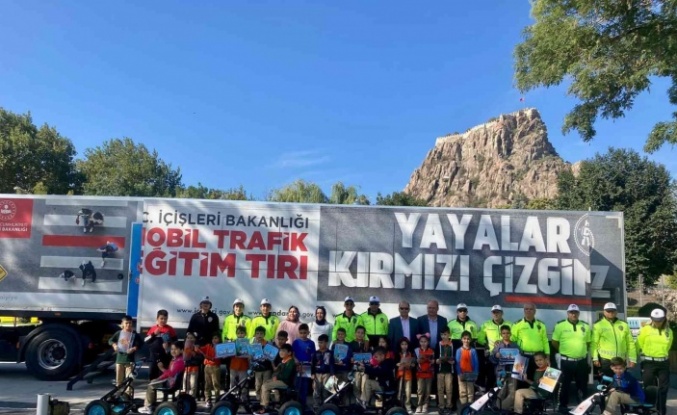 Mobil Trafik Tırı Afyonkarahisar’da çocuklarla buluştu