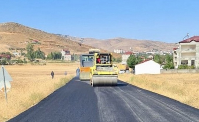 Muş’ta köy yolları sıcak asfaltla kaplanmaya devam ediyor