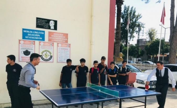 Meslek lisesi öğrencileri, okullara tenis masası üretiyor
