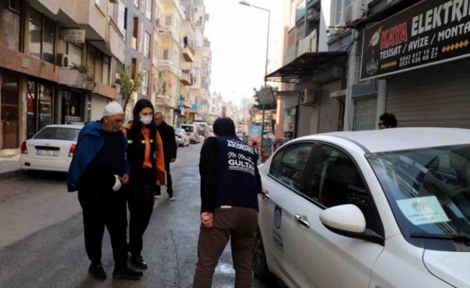 Akdeniz Belediyesi, depremzedeleri hastanelere ulaştırıyor