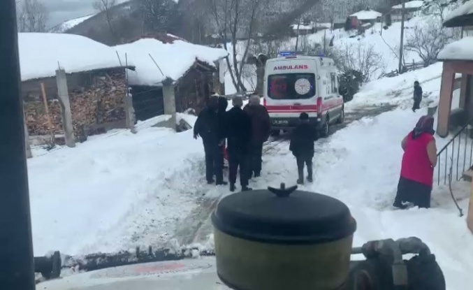 Kardan kapanan yol açıldı, ambulans hastaya ulaştı