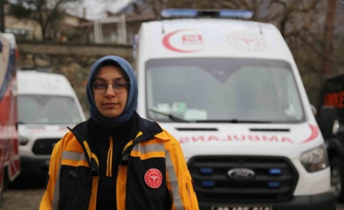 Enkaz altında açtığı damar yoluyla hayat kurtarmıştı o anları anlattı