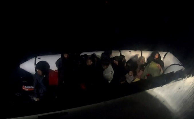 Ayvalık açıklarında 23 düzensiz göçmen yakalandı